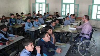 الجريح السوافيري.. إرادته تُعيده لمدرَسَتِه مُعلماً