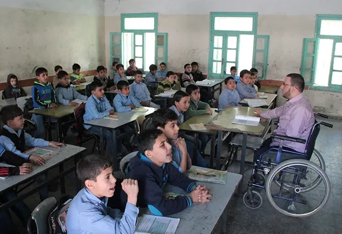 الجريح السوافيري.. إرادته تُعيده لمدرَسَتِه مُعلماً