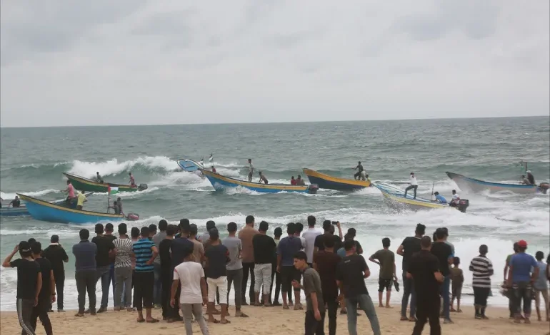 القوارب تسند مسيرات العودة بغزة